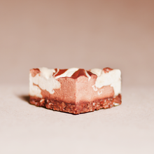 Lade das Bild in den Galerie-Viewer, ELVIS. Kokos Schokoladen Praliné. In Rohkostqualität.